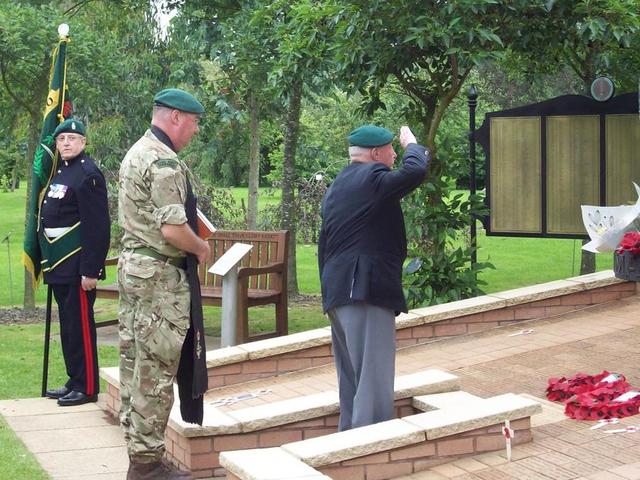 Roy Cadman, No.3 Commando, lays the Wreath