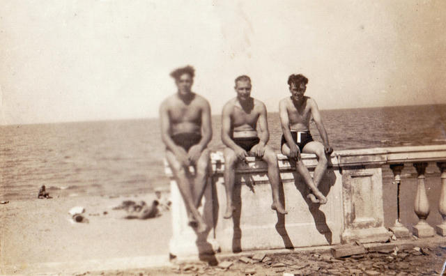 No.2 Commandos Peter Smith (left) and Jack White (centre), and a dispatch rider, Ravenna