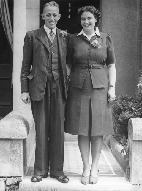 Mr & Mrs Frank Allum on their marriage, 1946
