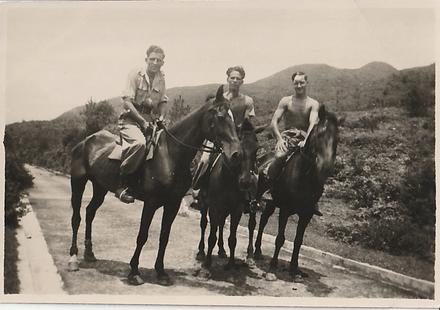 Arthur Baseley (centre) and commando pals