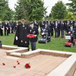 Ned Redman, No.5 Commando, lays the CVA Wreath.