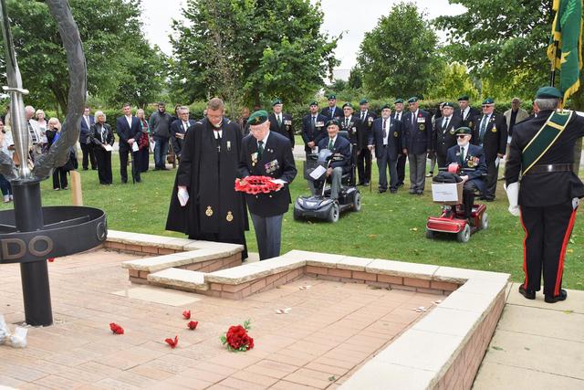 Ned Redman, No.5 Commando, lays the CVA Wreath.