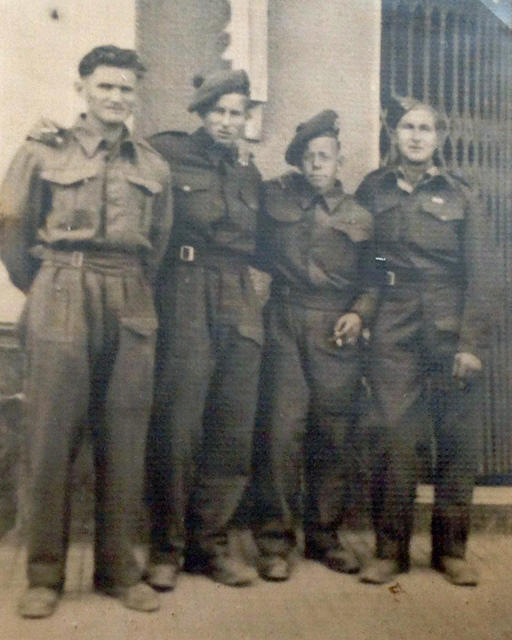 Pte Sheard (left) and others from No.2 Commando