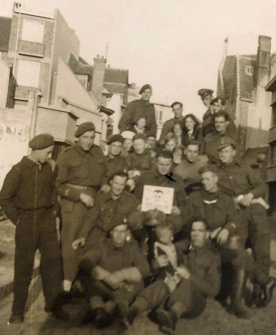 Mne Kidwell (centre) and others from 46RM Cdo