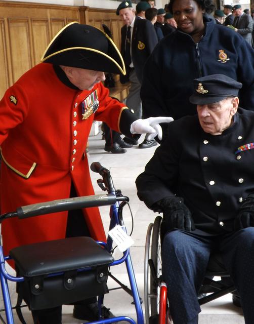 Roy Cadman (No.3 Cdo) and fellow In-Pensioner