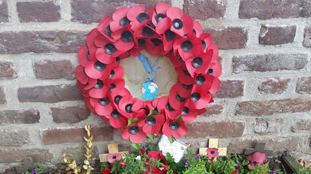 Wreath at St Martinus Churchyard Linne for LCpl Harden VC