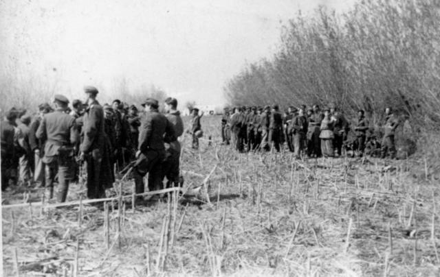 No. 2 Commandos with German prisoners (2)