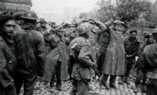 British troops with German POW's