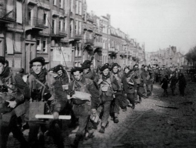 10 (IA) Commando 8 Troop march through Flushing.