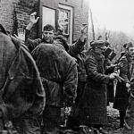 Commandos from 3 Troop No.10 IA Cdo with German PoW's