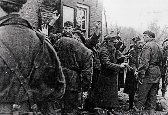 Commandos from 3 Troop No.10 IA Cdo with German PoW's