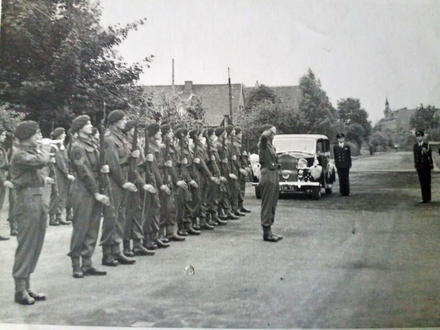 48RM Commando Troop salute