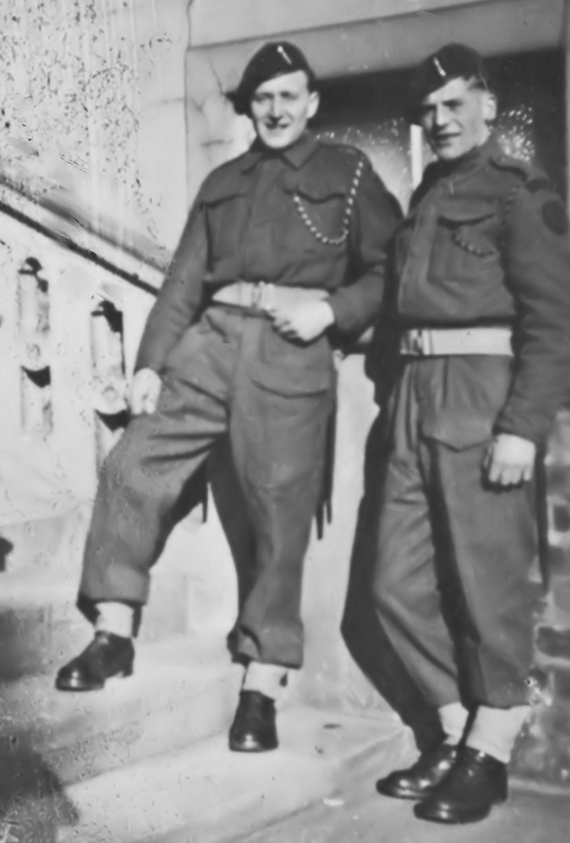 Doug Twiddy (left) and Walter Ainslie, No.2 Commando 5 Troop.